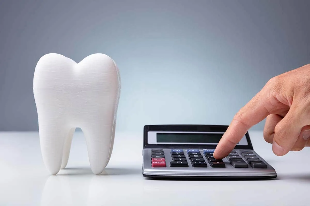 Consultation entre une patiente et sa dentiste autour d'un devis