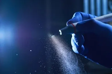 Détartreur à ultrasons en action, projetant un fin brouillard d'eau