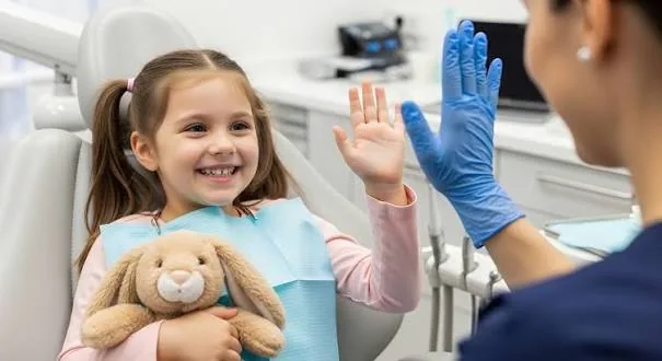 Enfant souriant dans une salle de soins pédiatrique accueillante