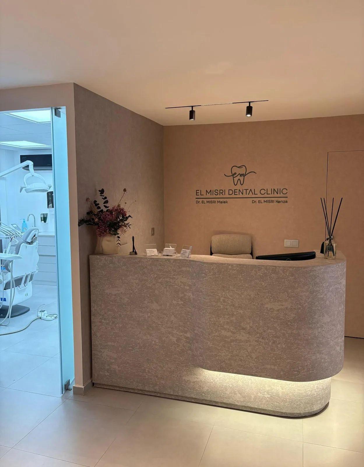 Espace d'accueil du cabinet EL MISRI DENTAL CLINIC