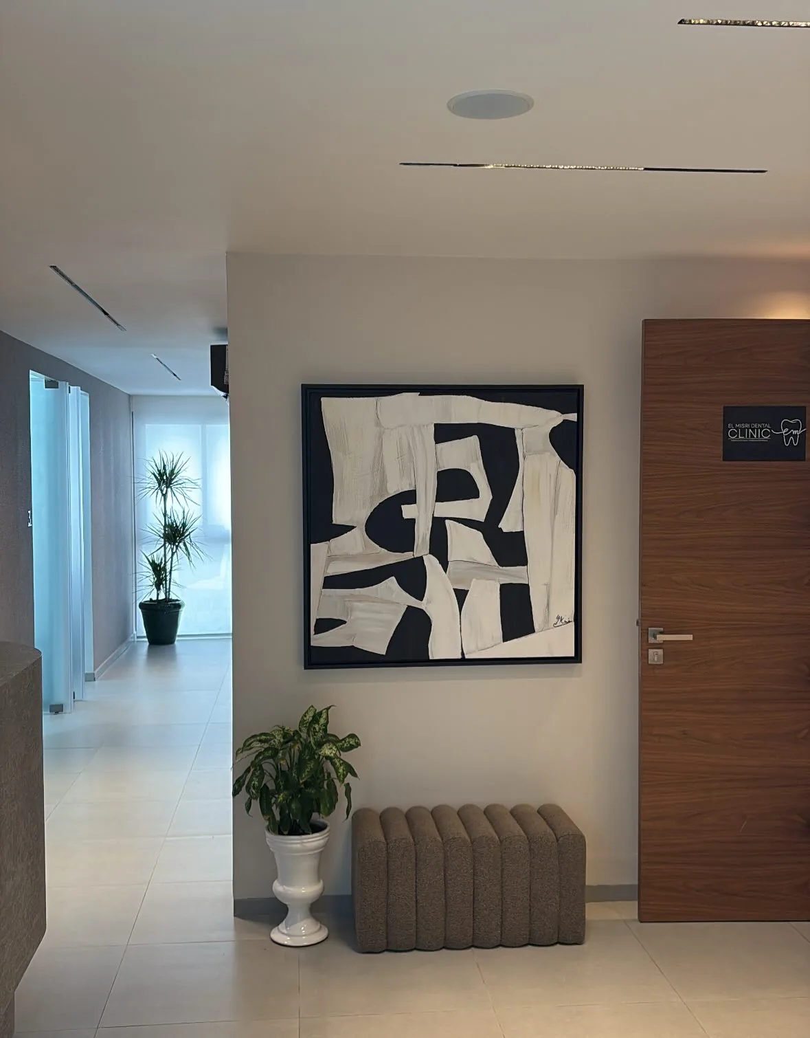 Couloir d'accueil du cabinet EL MISRI DENTAL CLINIC
