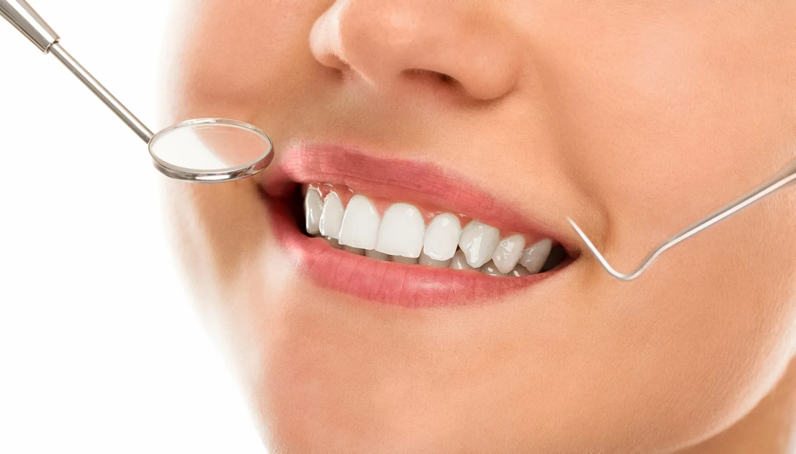 Contrôle dentaire au miroir buccal avant une séance de blanchiment