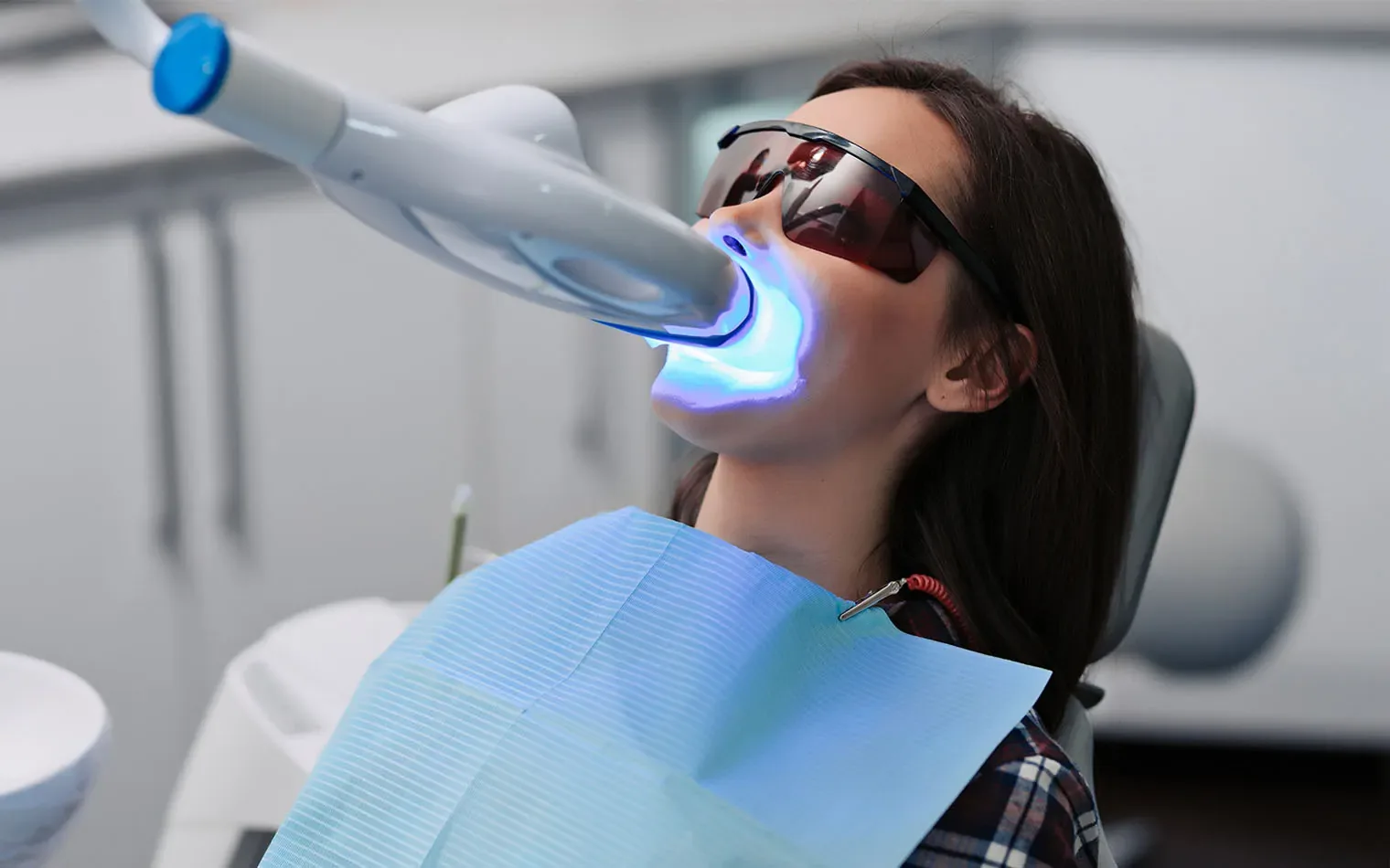 Activation du gel de blanchiment par la lumière au fauteuil